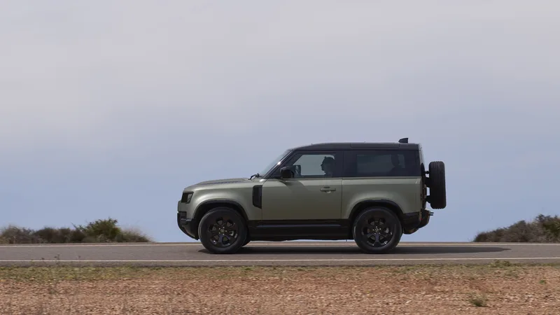Land Rover Defender 90 exterior