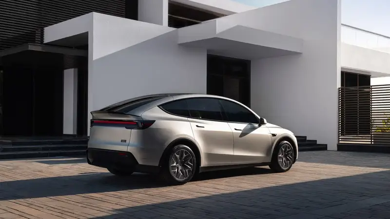 Tesla Model Y L exterior